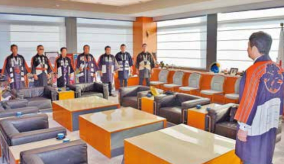 大井川知事に祝い木遣りを披露